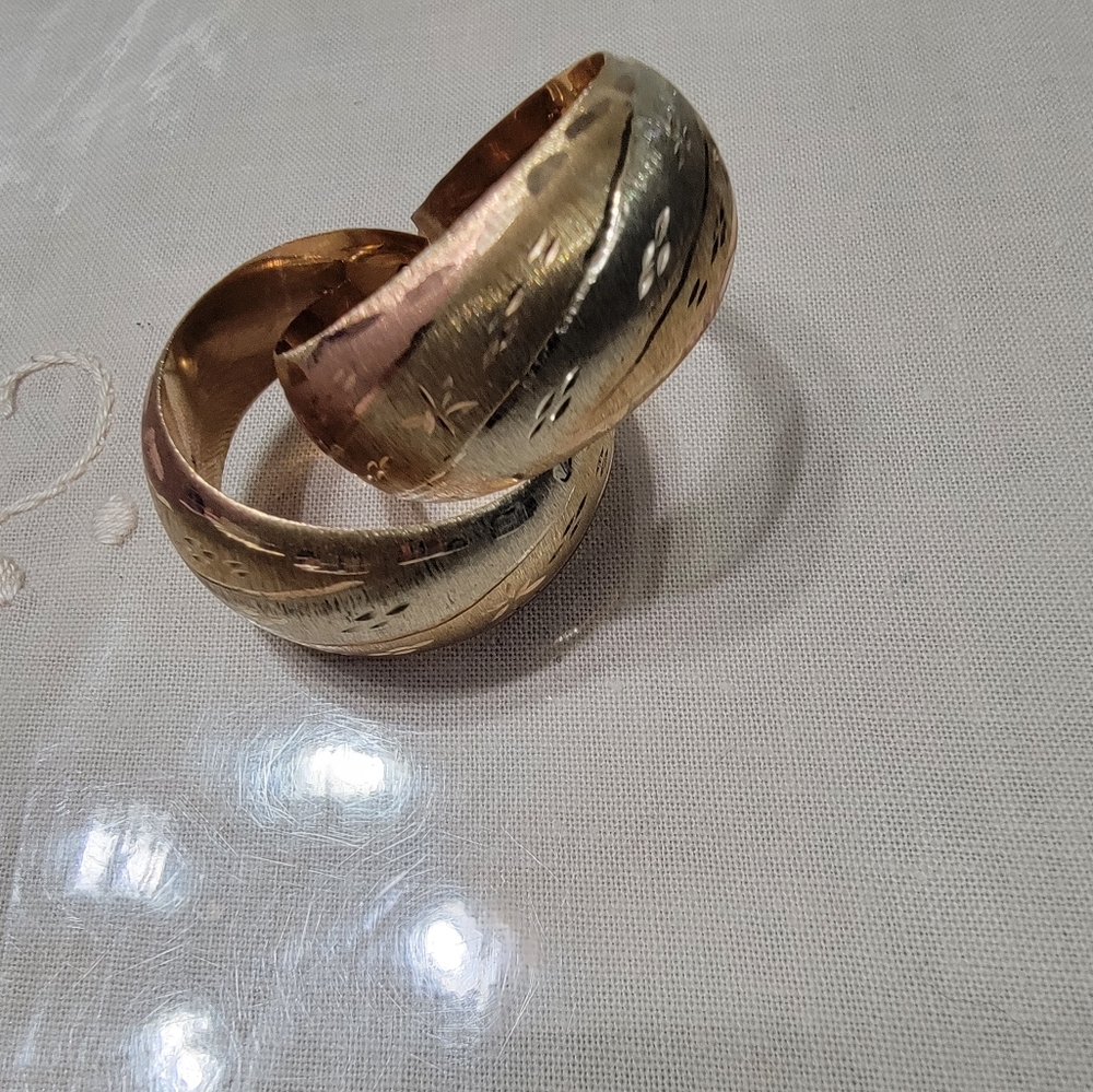 14kt Solid Gold Earring - image 1